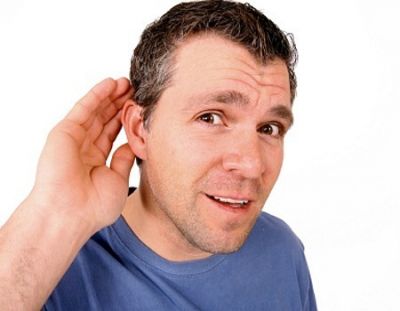 Άντρας με απώλεια ακοής προσπαθεί να ακούσει