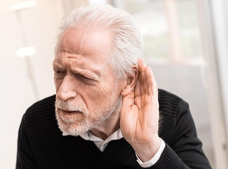 Ηλικιωμένος μετά από Διάγνωση απώλειας ακοής