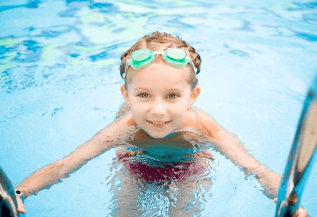 Κοριτσάκι με εξωτερική ωτίτιδα στην πισίνα